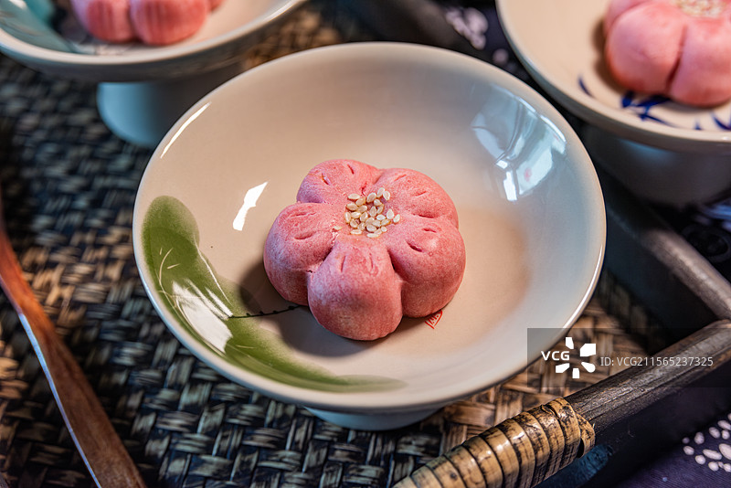 花朵形状红豆酥，中式传统糕点美食图片素材