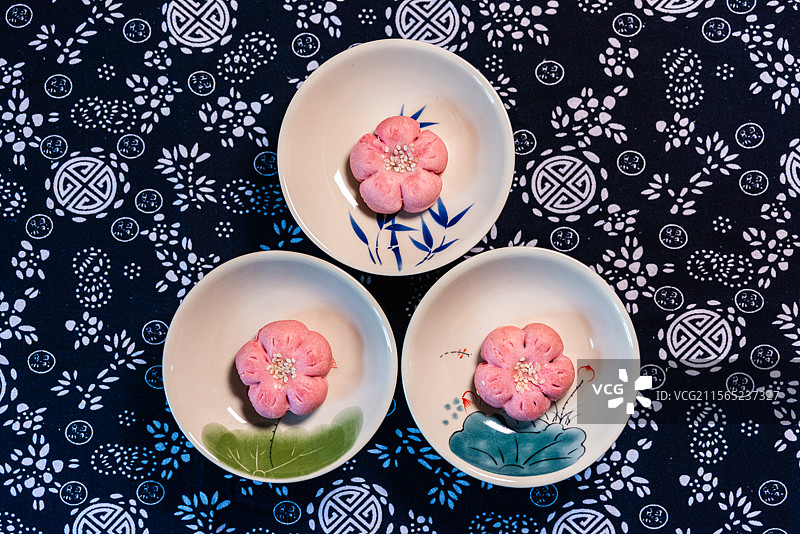 花朵形状红豆酥，中式传统糕点美食图片素材