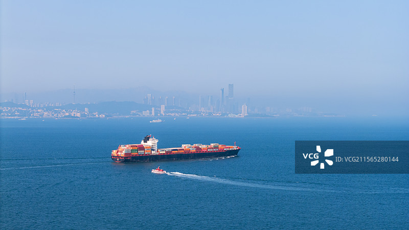 大海中的集装箱货船图片素材