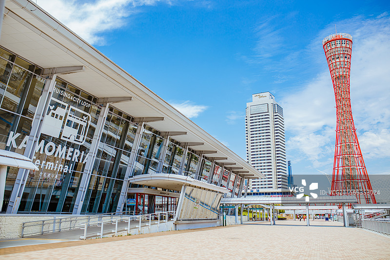 日本神户港神户塔地标建筑与城市天际线图片素材