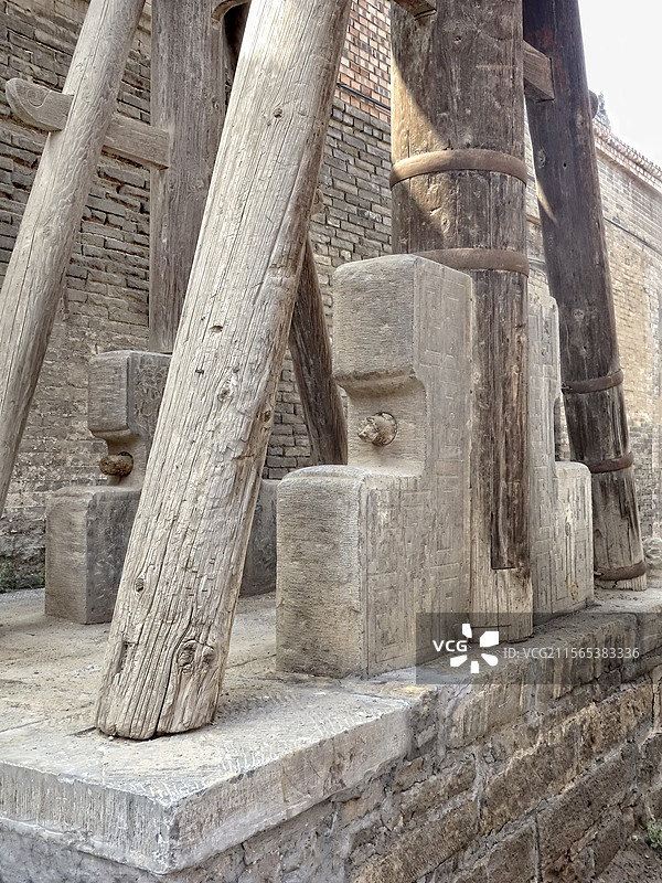 山西襄汾县汾城古建筑群里明朝牌坊鉴察坊的特色夹柱石图片素材
