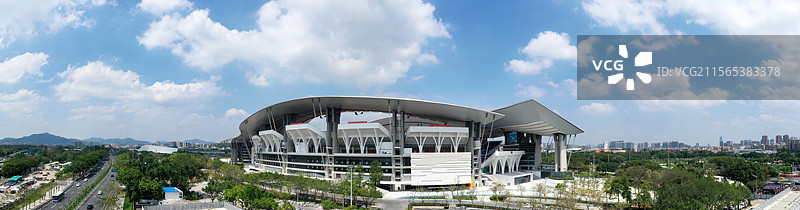 航拍视角下广州奥林匹克体育场的城市天际线图片素材