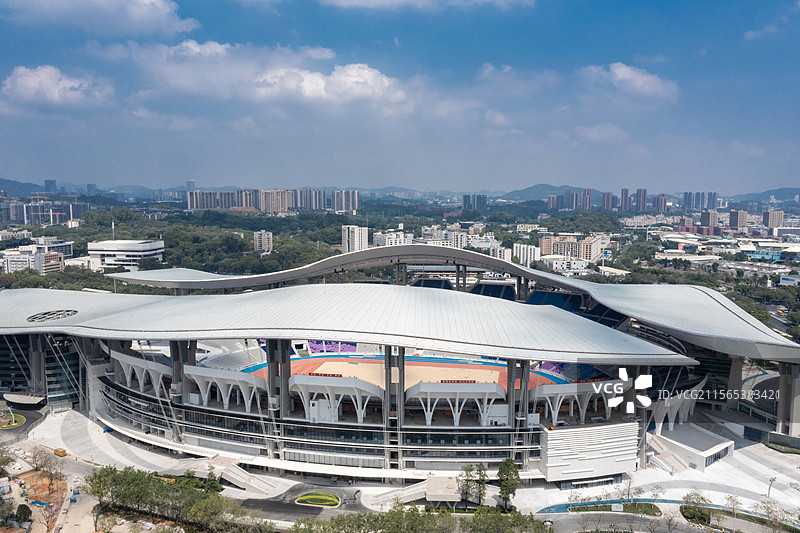 航拍视角下广州奥林匹克体育场的城市天际线图片素材