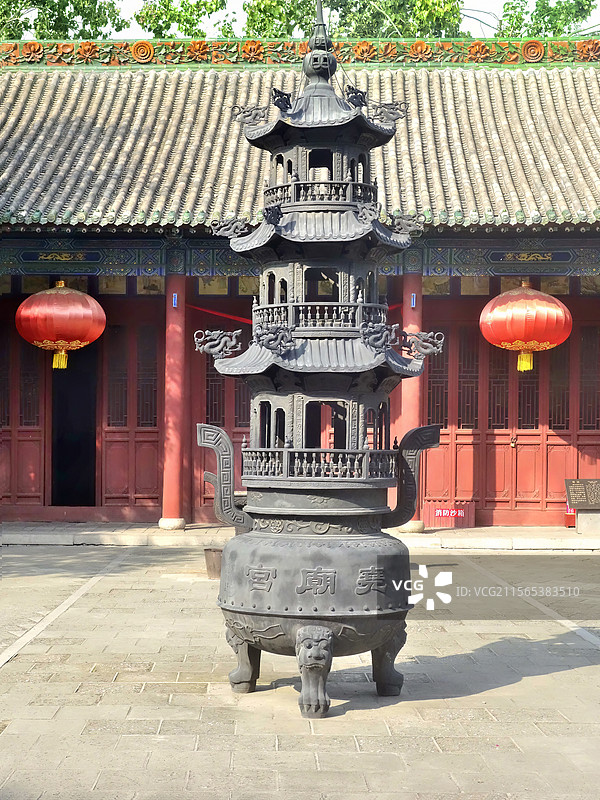 山西临汾尧庙里祭祖堂前的香炉图片素材