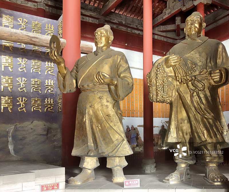 山西临汾尧庙广运殿里大臣的塑像图片素材