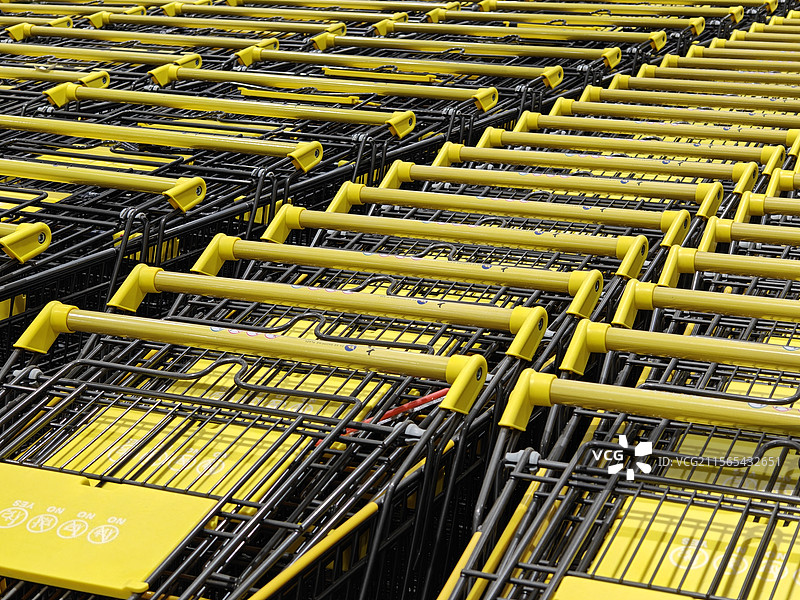 超市整齐的购物车图片素材