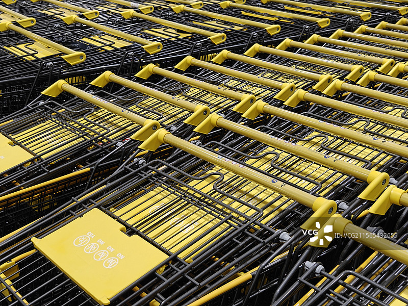 超市整齐的购物车图片素材