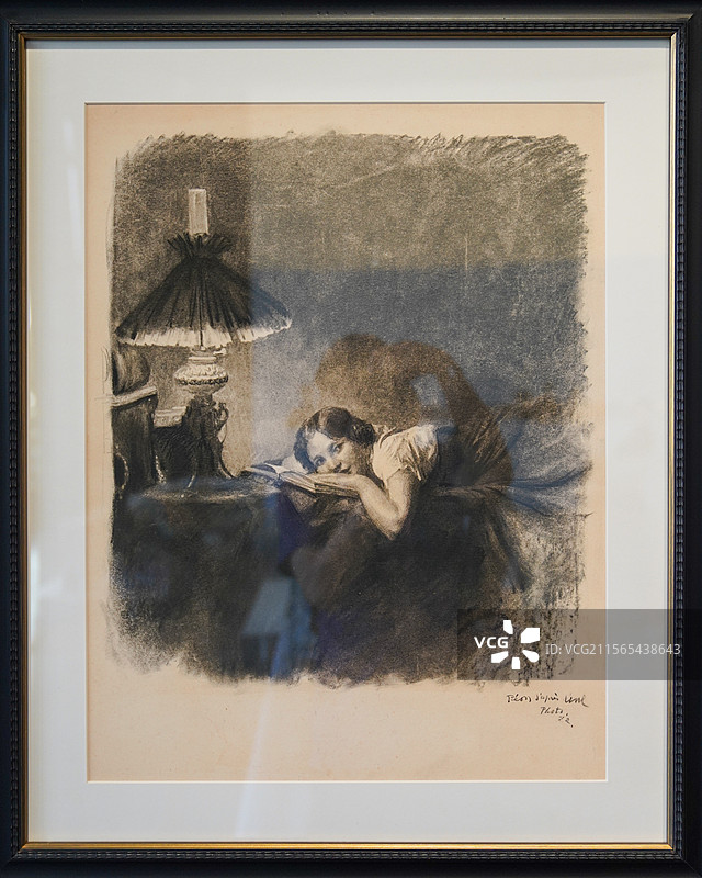 上海，复星艺术中心，“悲鸿花园一一徐悲鸿留法纪念展”，《夜读》，纸本炭笔，1922图片素材