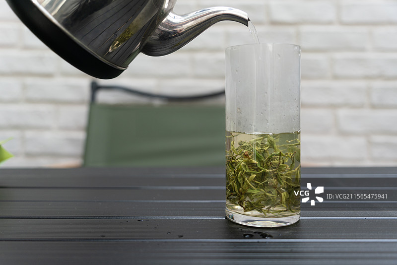 用热水壶冲泡绿茶图片素材