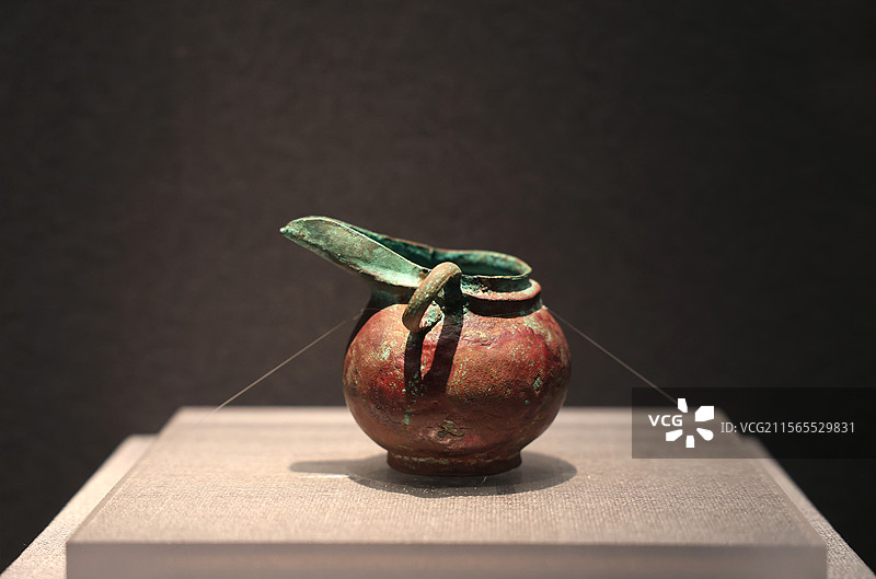 青海藏文化博物院，单耳带流铜酒杯图片素材