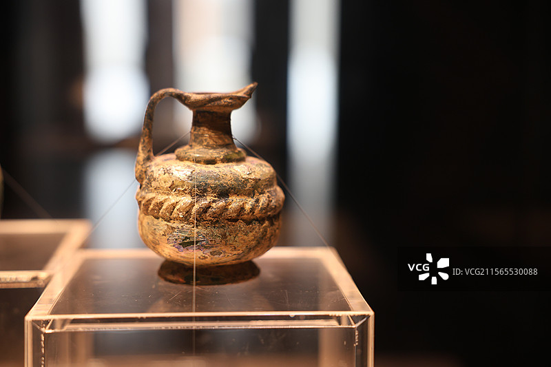 青海藏文化博物院，单把琉璃壶图片素材