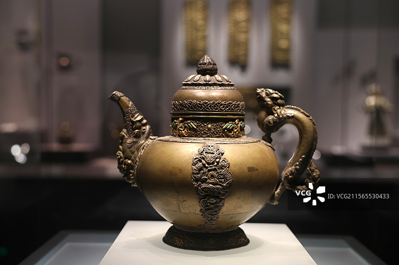青海藏文化博物院，镶银镂雕云龙纹铜质龙柄壶图片素材