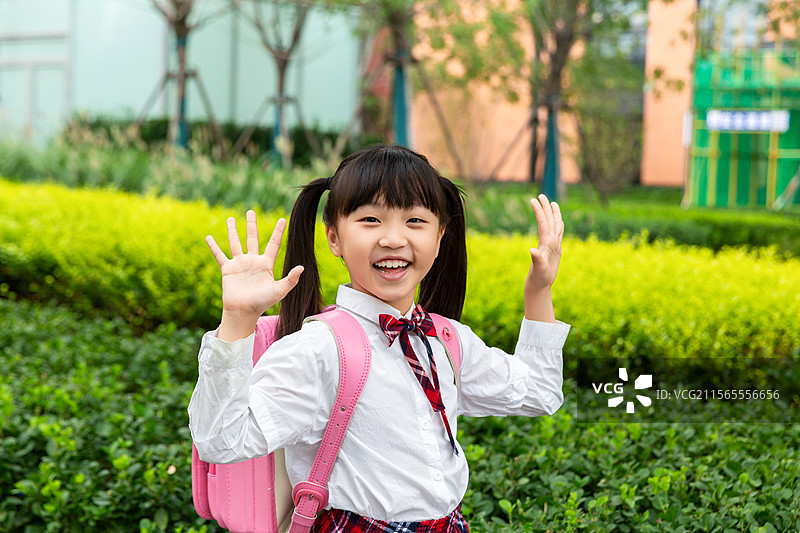 放学路上背书包的小学生图片素材