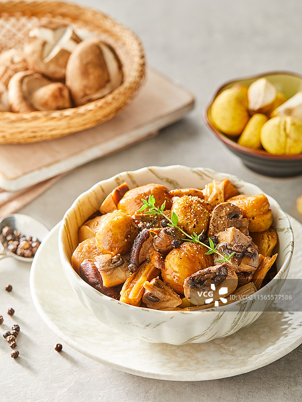 中餐美食家常菜 黑椒栗子烧杂菌图片素材