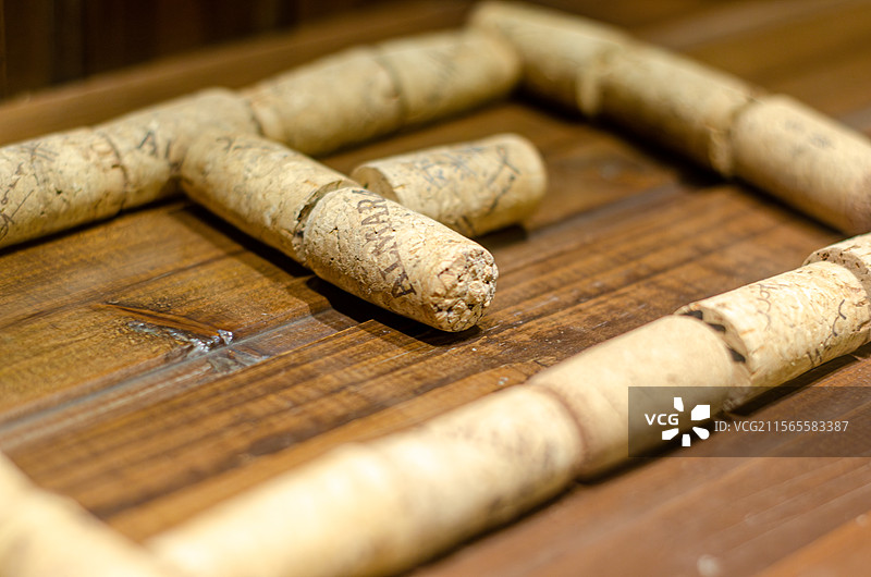 旧木桌上的起泡酒木塞图片素材