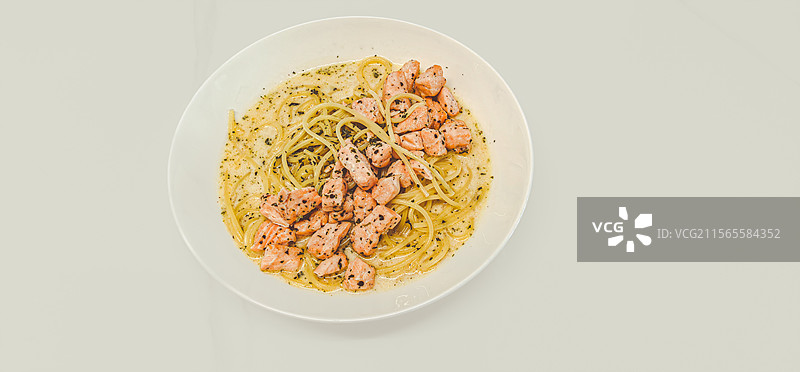 白汁三文鱼意面图片素材