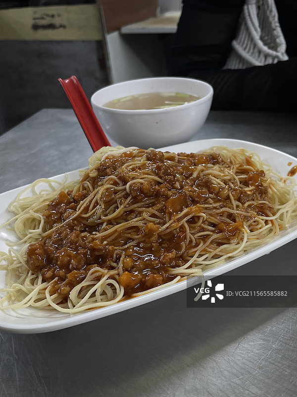 肉酱银丝面特写：酱汁渗透×筷子夹取｜快餐店菜单/预制菜主图图片素材