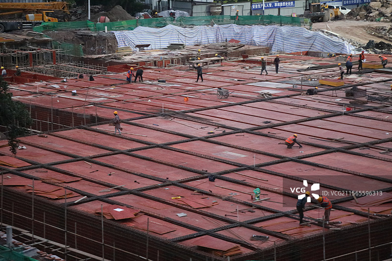 2025年5月1日，重庆市云阳县建筑工地刚加上劳作的农民工和高空清洗墙面的高空作业蜘蛛人，城市建筑工图片素材