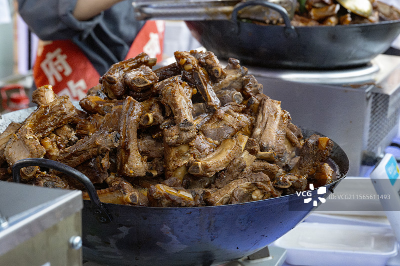 东北特色美食 香气四溢的铁锅炖排骨图片素材