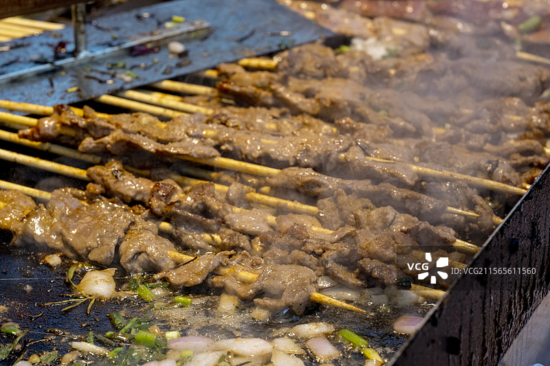 深夜街头滋滋冒油的烤肉串图片素材