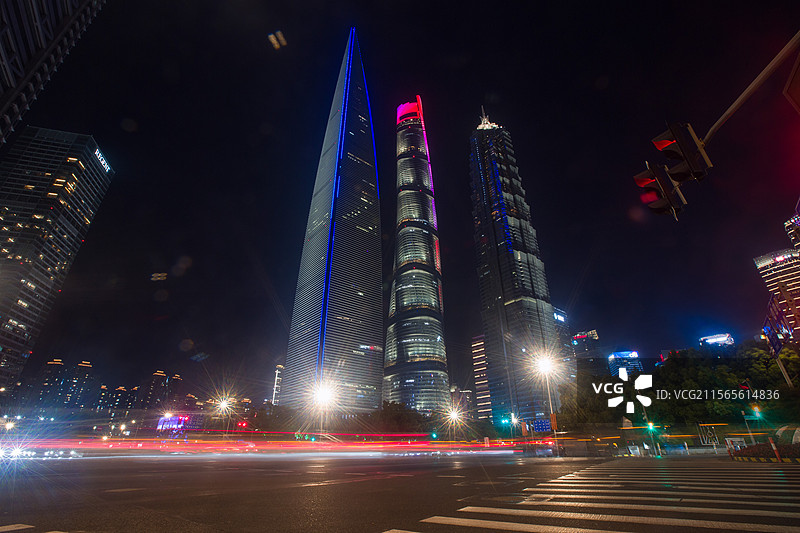 上海陆家嘴城市天际线高楼金融中心三件套东方明珠塔夜景慢门流光摄影图片素材