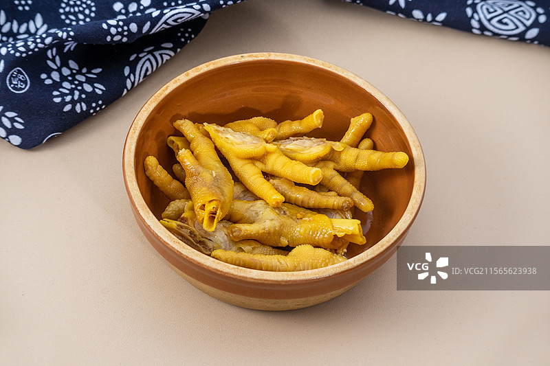 金黄色的广东梅州客家特产手信盐焗鸡爪美食图片素材