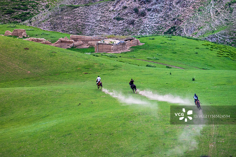 新疆伊犁特克斯喀拉峻草原春夏景色图片素材