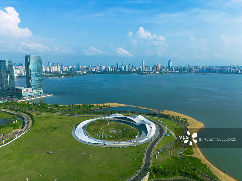 碧海蓝天下的海口天空之山驿站图片素材