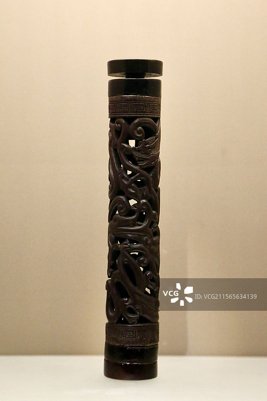 清代紫檀镂雕香筒图片素材