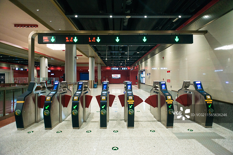 北京地铁11号线出入口刷卡自助闸机图片素材