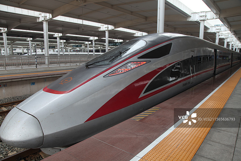 2025年“五一”假期 重庆火车站将开行满足假日期间旅客出行“红眼动车”夜间行驶高铁方便旅行出行图片素材