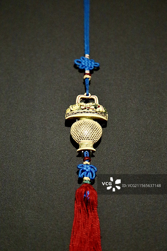 象牙镂雕花篮式香囊图片素材