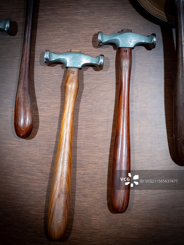 工作台上各种木柄榔头图片素材