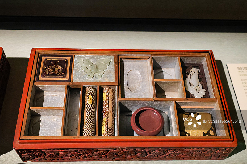 故宫博物院乐林泉中外园林文化展乾隆福寿宝胜百什件多宝格箱图片素材