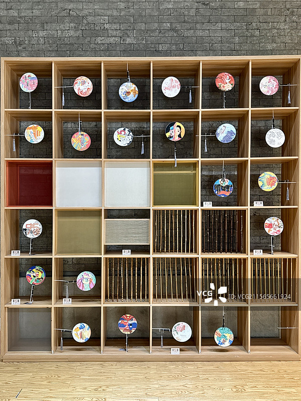杭州扇子博物馆中陈列柜里的大量扇子群像图片素材