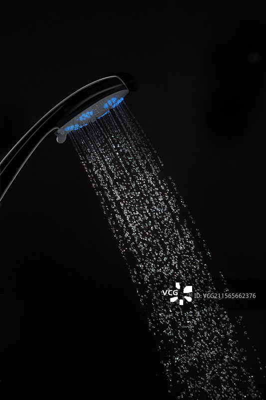 花洒的智能出水图片素材
