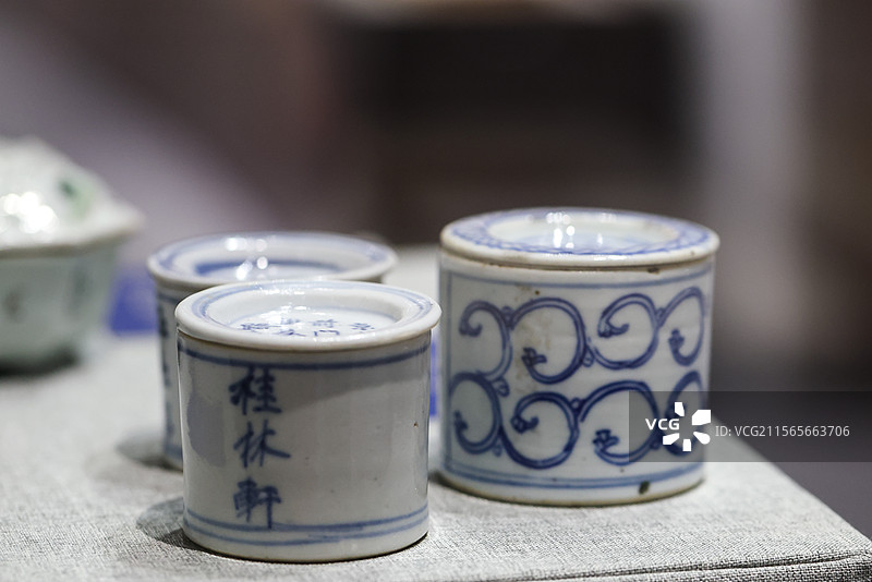 北京中医药大学中医药博物馆中国医学史展厅青瓷药罐药坛子药缸图片素材