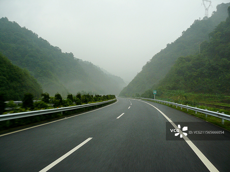 雨天山区的高速公路图片素材