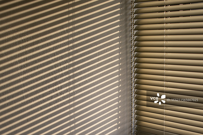 百叶窗落日光影特写图片素材