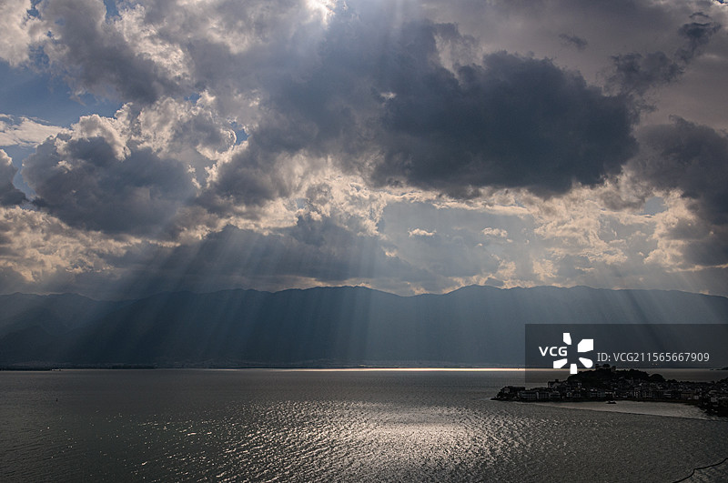 洱海上的丁达尔光图片素材