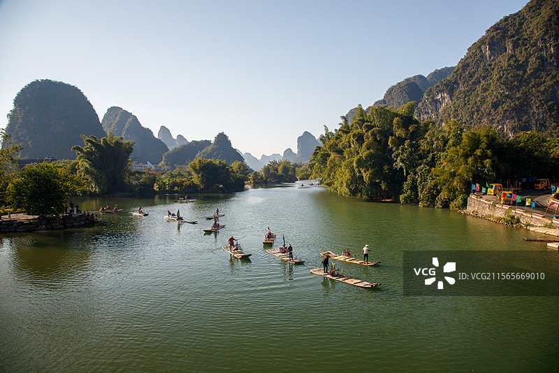 遇龙河上归来的竹筏图片素材