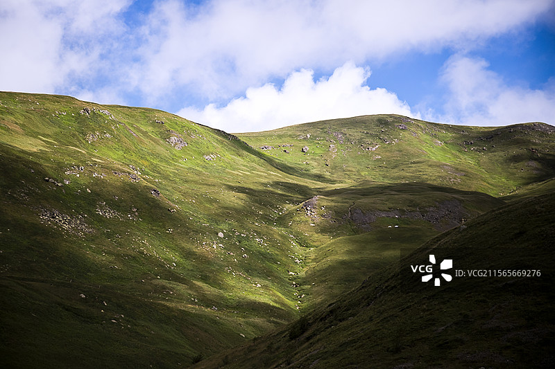 蓝天白云下的长白山高山草甸图片素材