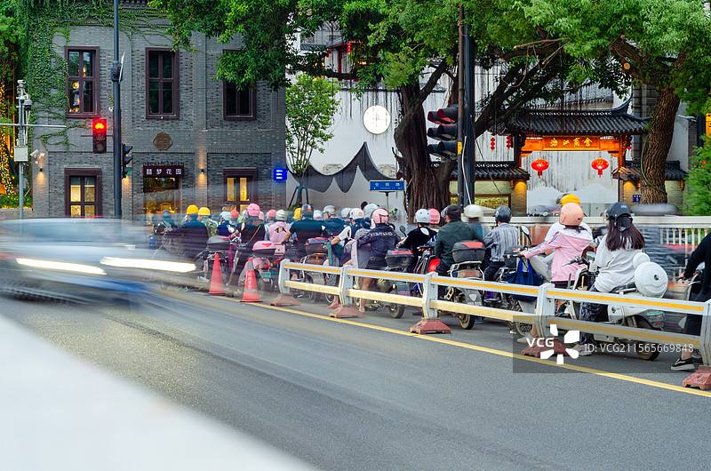 福建福州解放大桥上骑车的人群图片素材