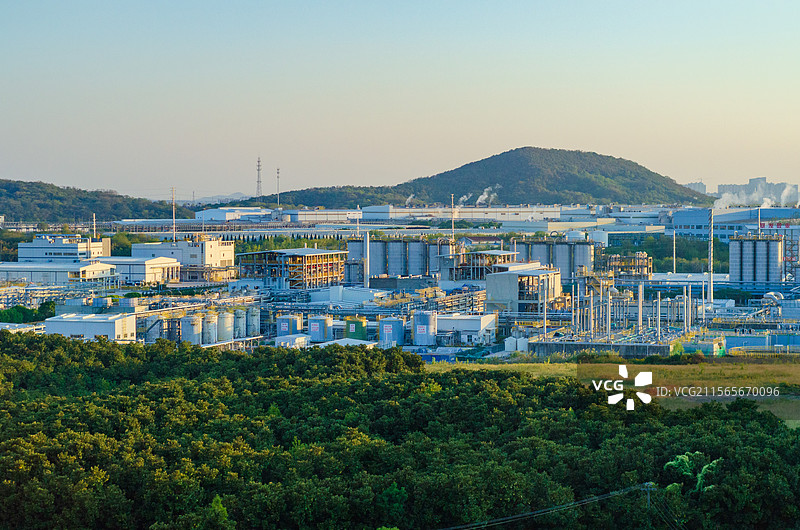 夕阳下的工业区内的工厂厂房图片素材