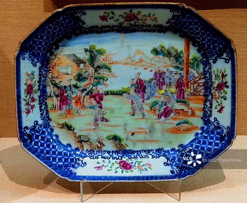 广州十三行博物馆瓷器文物—（清乾隆）广彩人物纹八角盘图片素材