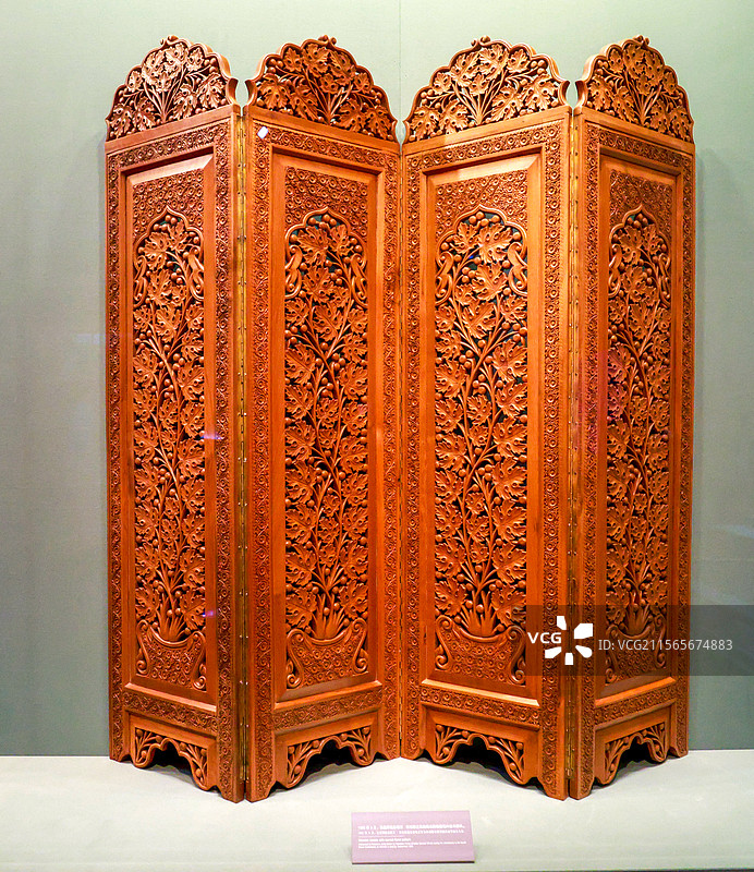 镂雕花卉纹木屏风图片素材