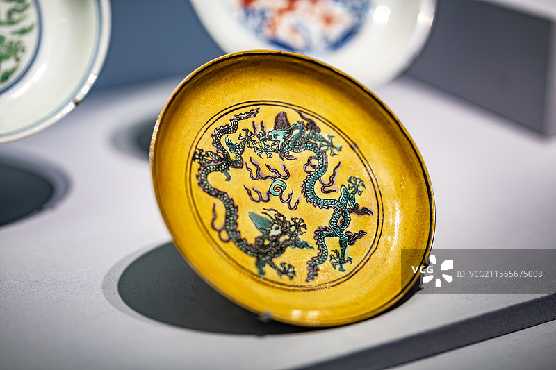 中国国家博物馆藏明万历黄地素三彩双龙戏珠纹盘图片素材