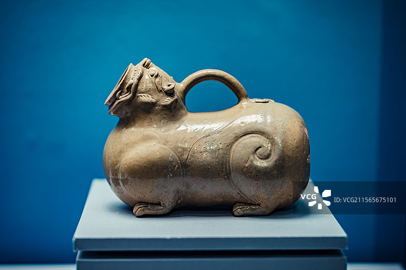 中国国家博物馆藏江苏南京栖霞岭甘家巷三国吴墓出土西晋青釉虎子图片素材