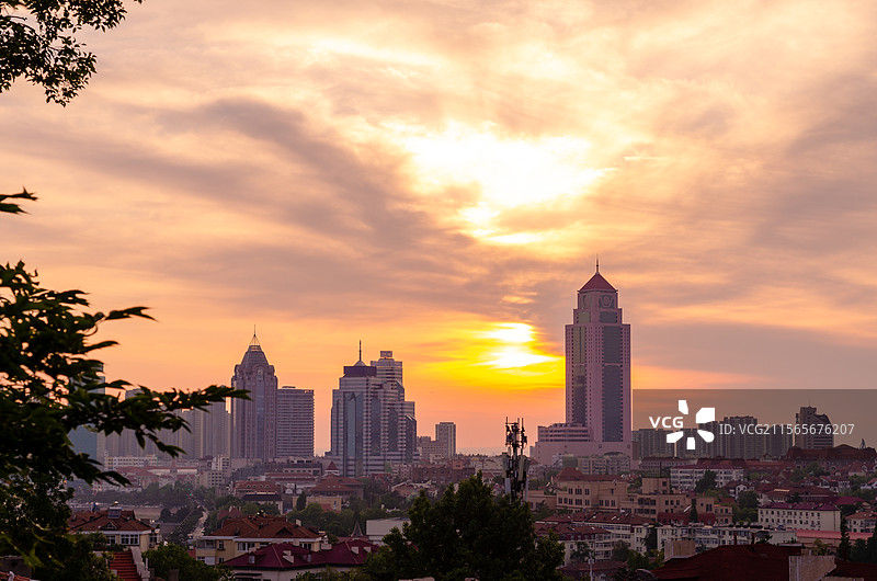 中国山东青岛小鱼山上俯瞰青岛湾城市黄昏图片素材