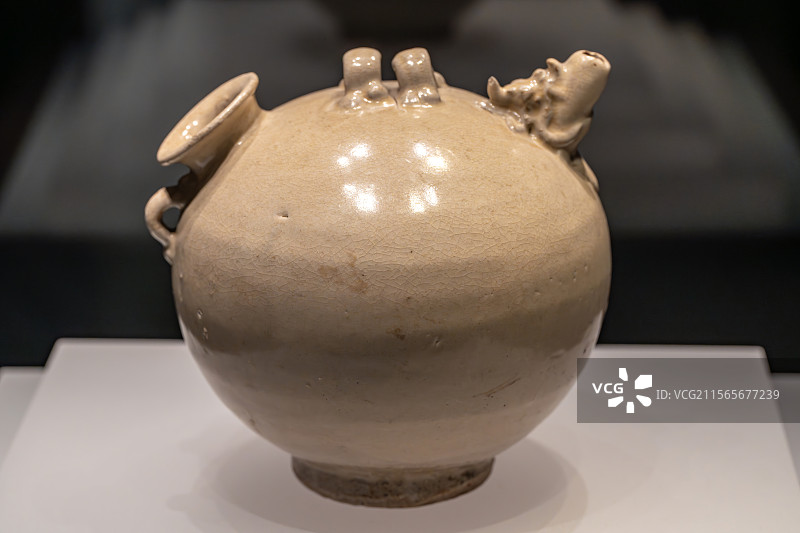 辽宁省博物馆辽代白瓷牺流穿带壶图片素材